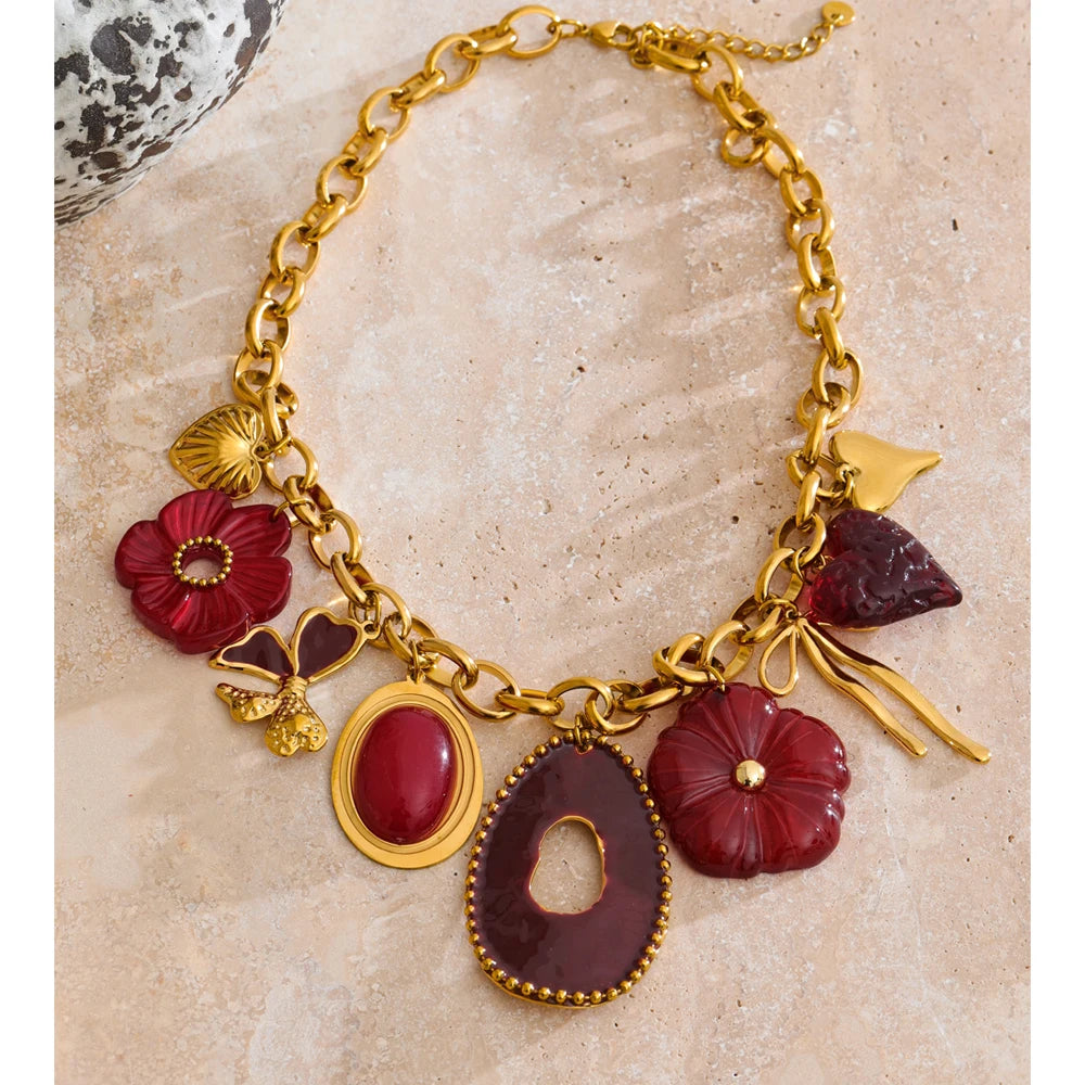 Collana “Petali d’Oro” – Fiori in resina rossa e dettagli dorati