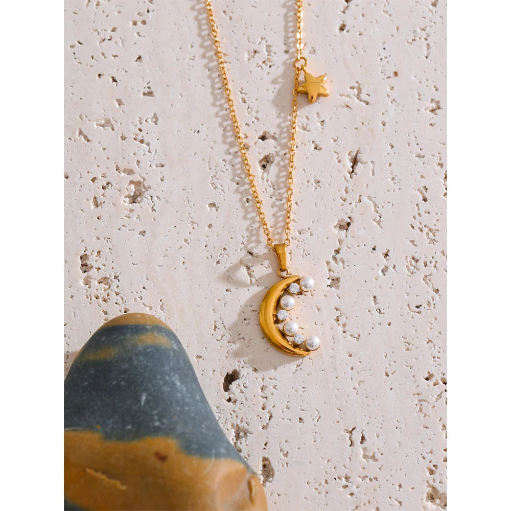 Collana “Moonlight Pearl” – Luna in Acciaio Inossidabile