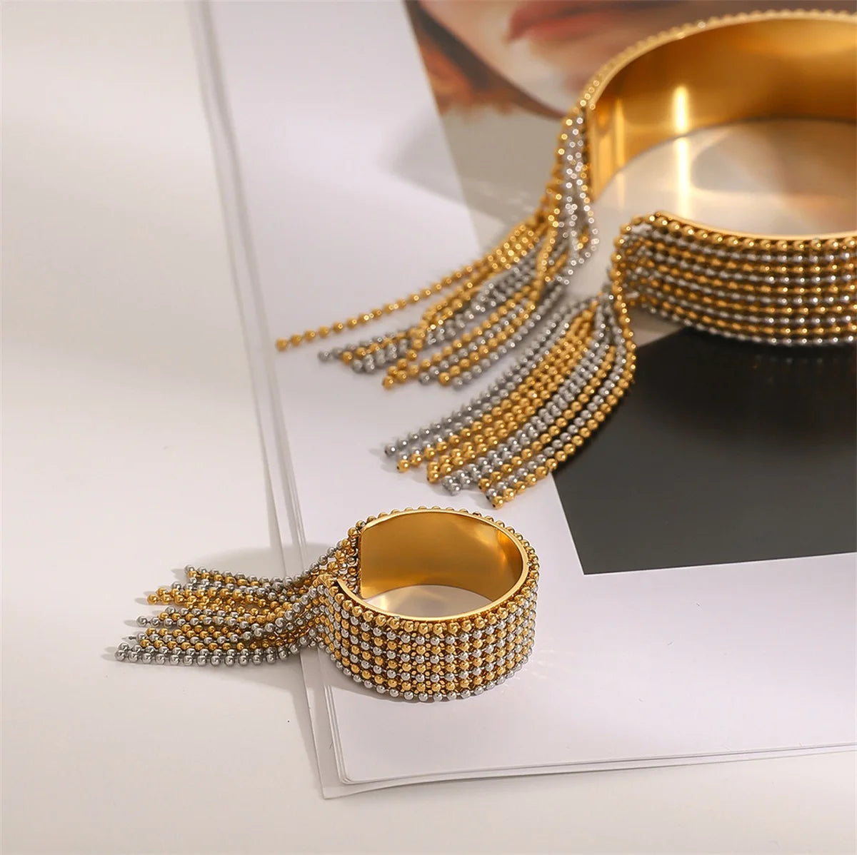 Bracciale con nappa e anello – Eleganza senza tempo