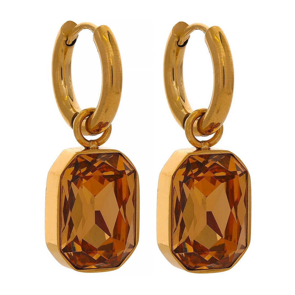 Orecchini “Gemma Dorata” – Cerchi con pendente geometrico in zirconia