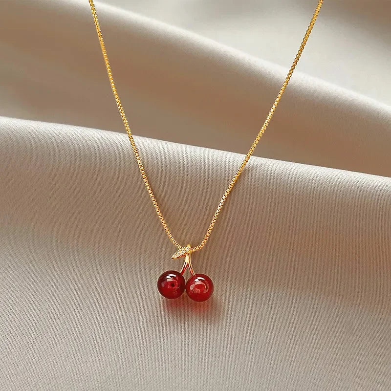 Collana “Goccia di Ciliegia” – Stile Fruttato e Glam