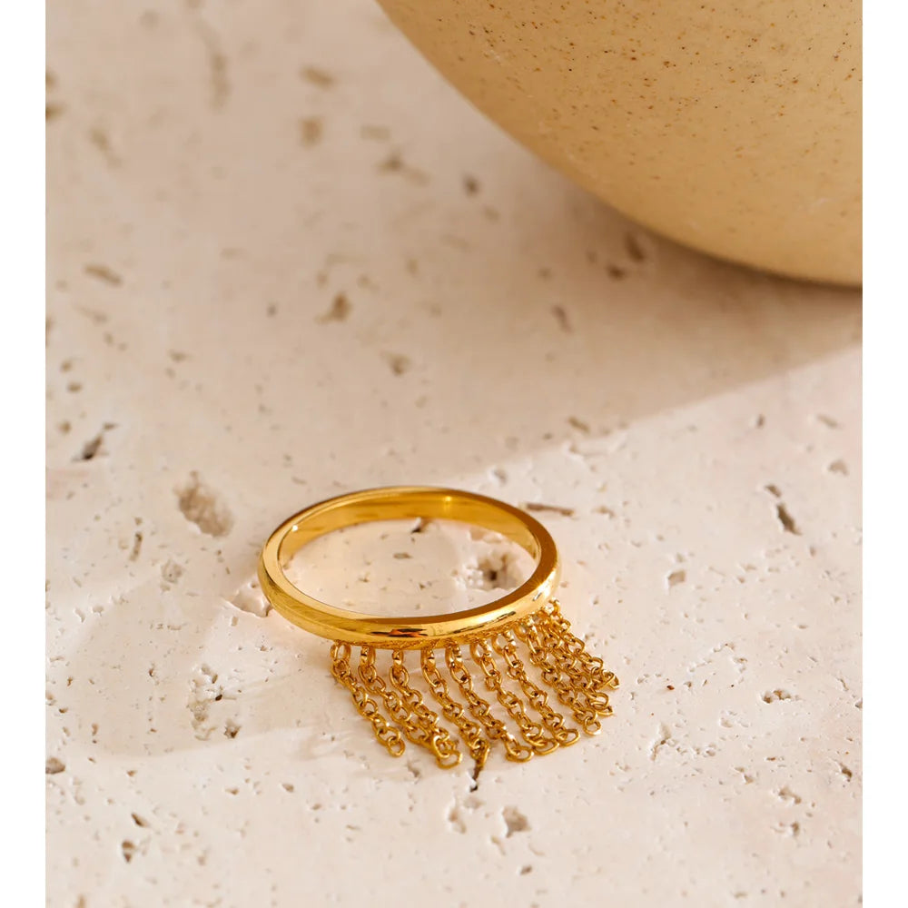 Anello “Golden Fringe” – Catena Pendente in Acciaio