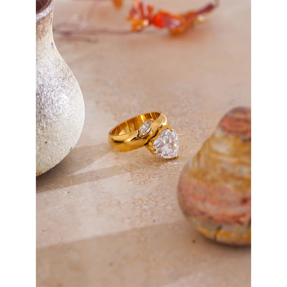 Anello Cuore di Luce – Eleganza Dorata con Zircone Brillante