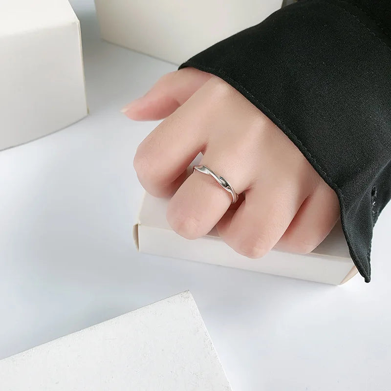 Anello Intreccio d’Argento – Eleganza Semplice in Filo 925