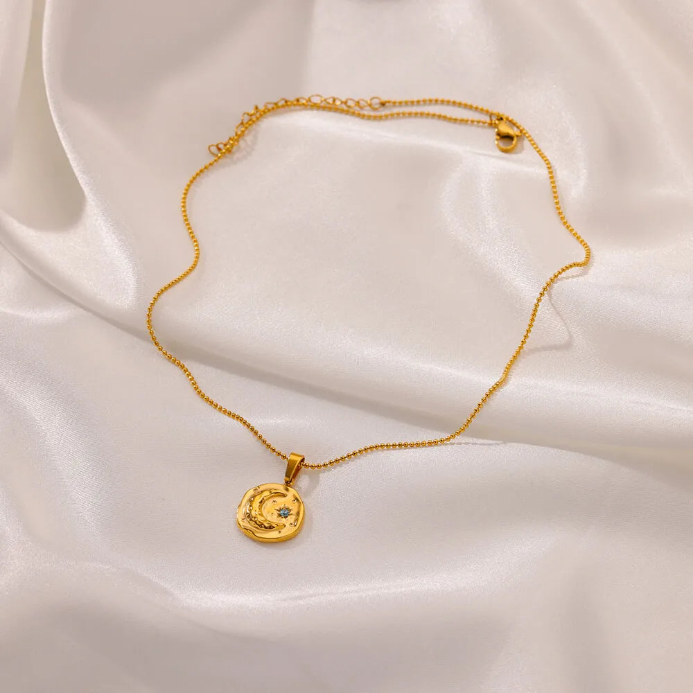 Collana con stella e luna in zircone blu – Magia dorata