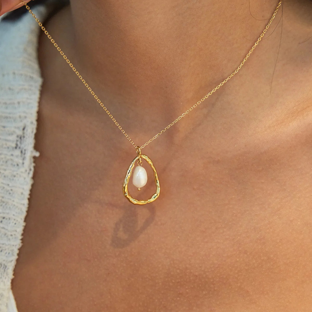 Collana con Perla Irregolare e Ciondolo Oro Minimal