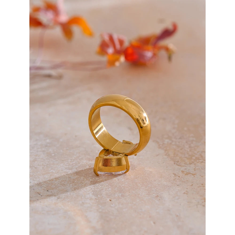Anello Cuore di Luce – Eleganza Dorata con Zircone Brillante