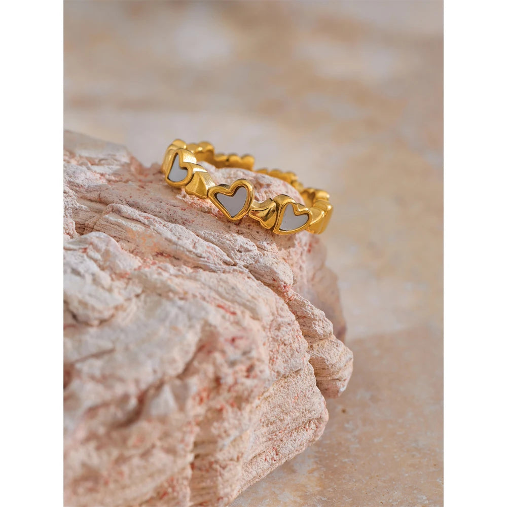 Anello Cuori di Conchiglia – Dolcezza Dorata