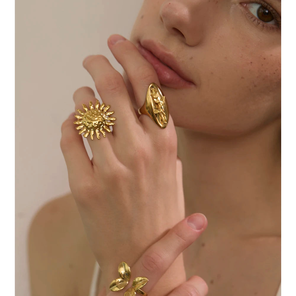 Anello Rosa Fusa – Eleganza Dorata Scultorea