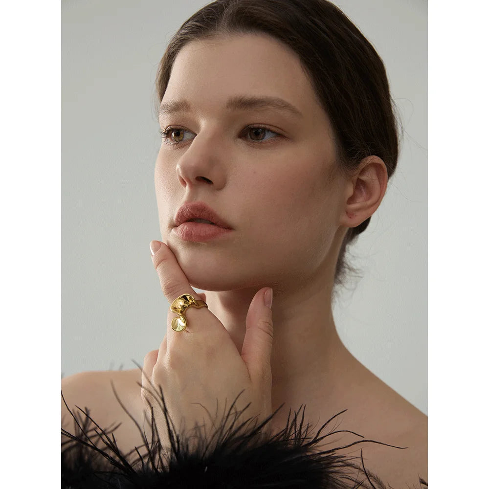 Anello Onde Lucenti – Eleganza Irregolare