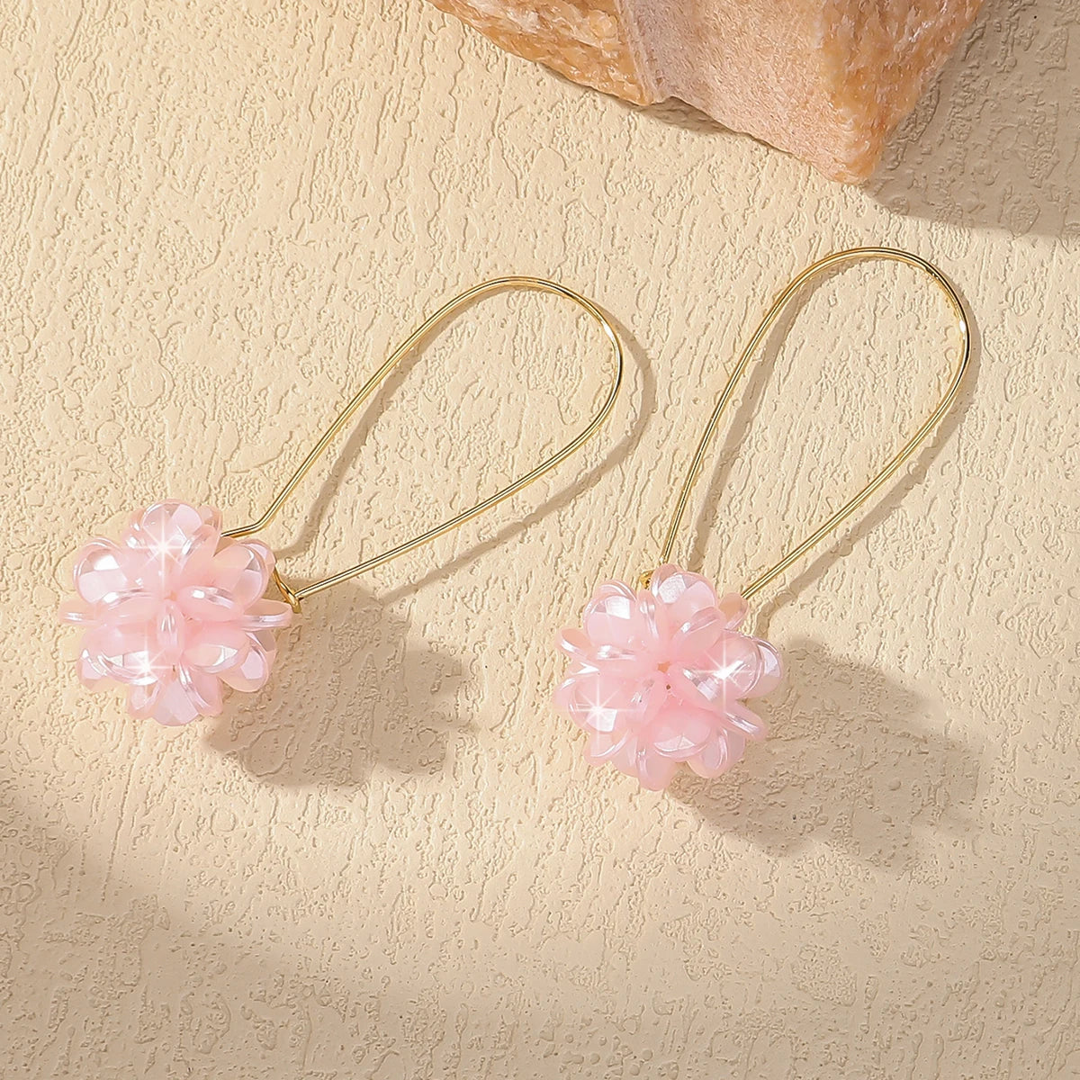 Orecchini a sfera con petali di perle – Delicatezza artigianale