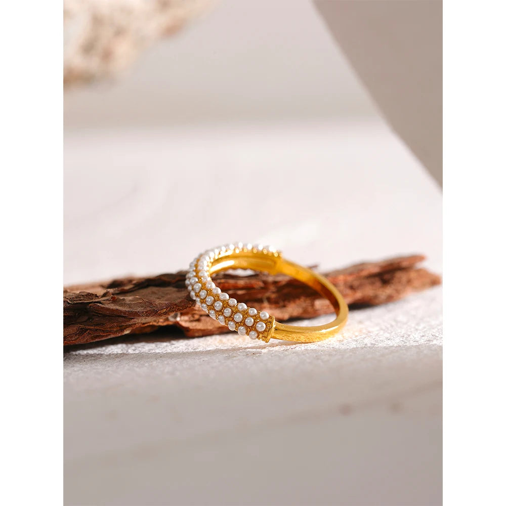 Anello Dorato con Tripla Fila di Perle – Eleganza Senza Tempo