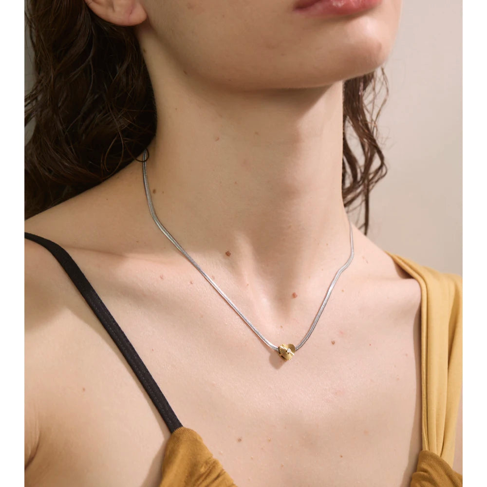 Collana Cuore Dorato con Zircone – Eleganza Magnetica