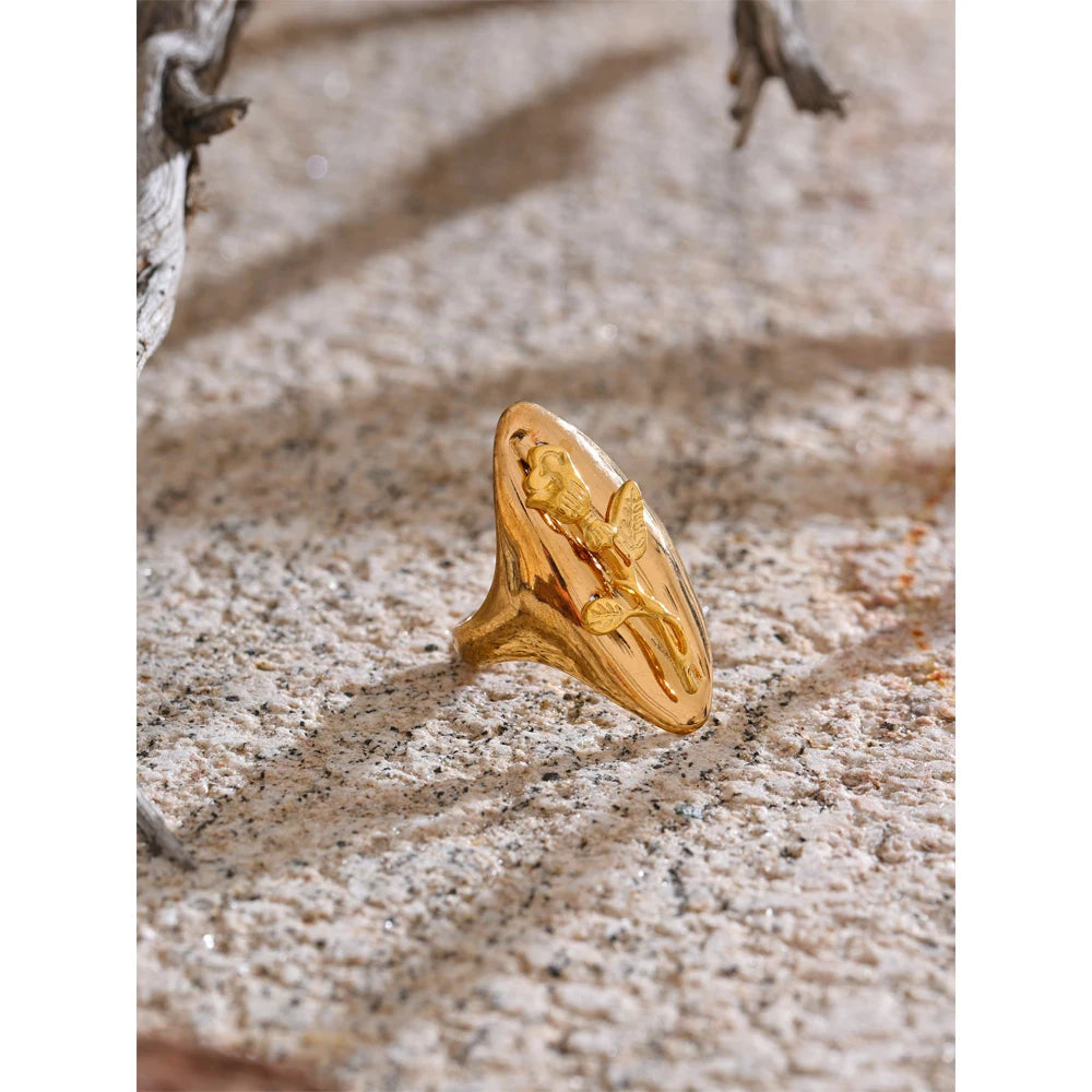 Anello Rosa Fusa – Eleganza Dorata Scultorea