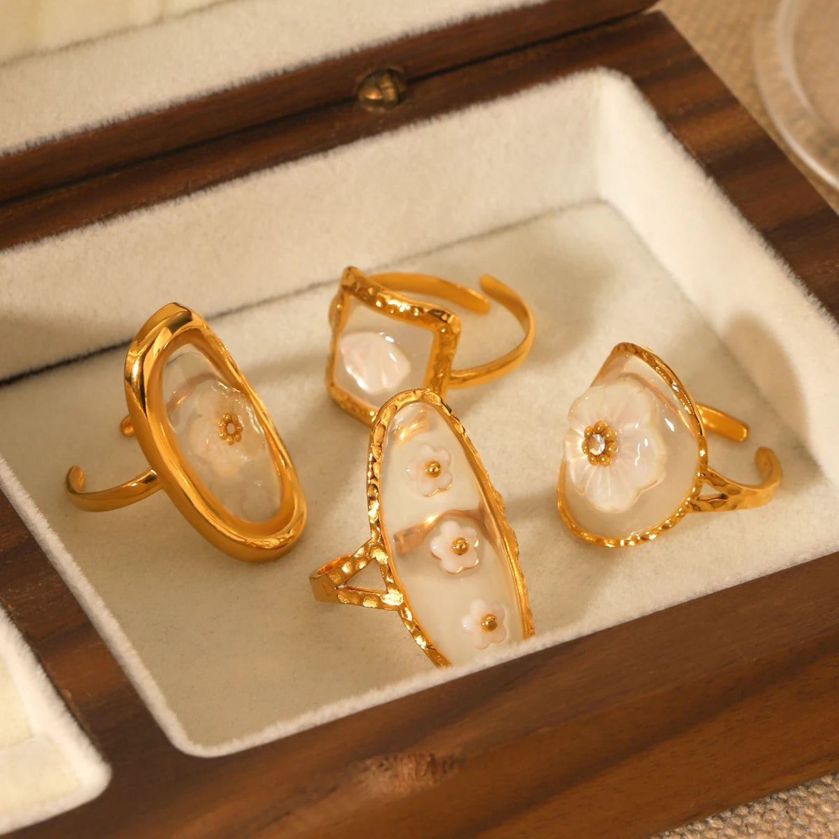 Anello aperto con fiore di conchiglia – Acciaio inossidabile placcato oro 18K