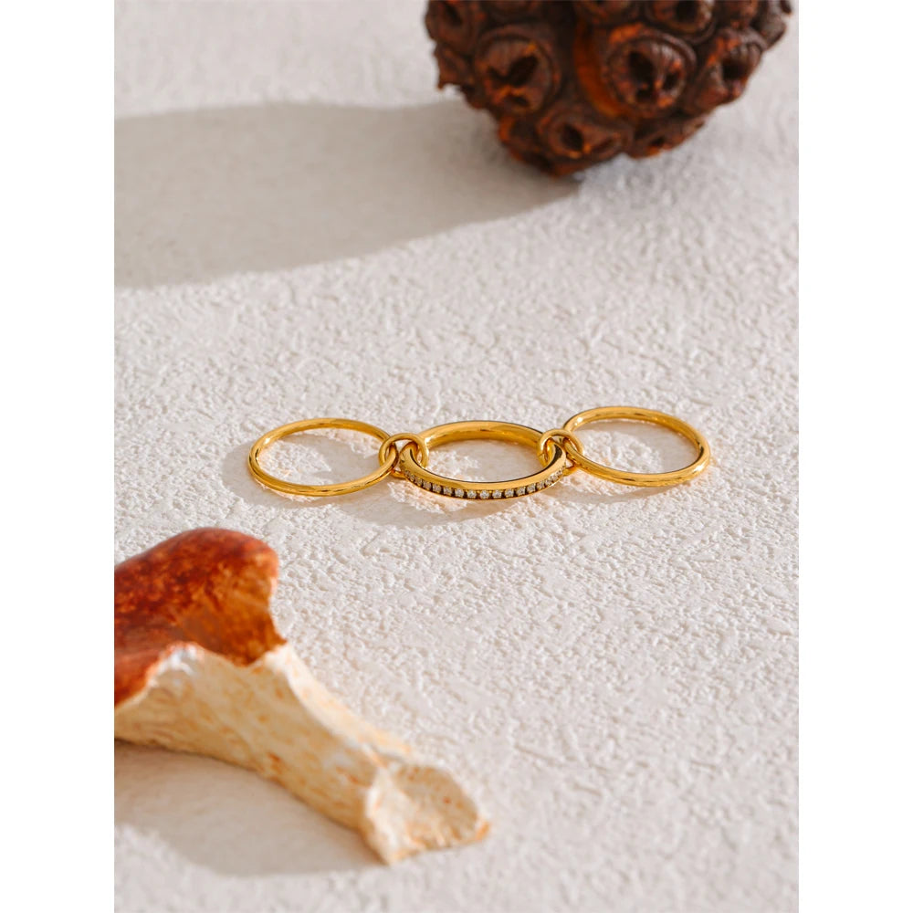 Set Anelli Dorati Uniti con Zirconi – Eleganza a Tre Strati