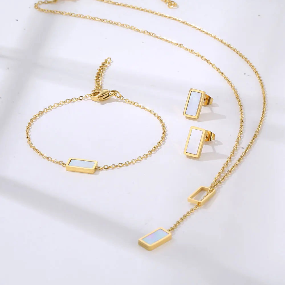 Set “Luce Geometrica” – Bracciale, Orecchini e Collana dorati con ciondolo bianco o nero