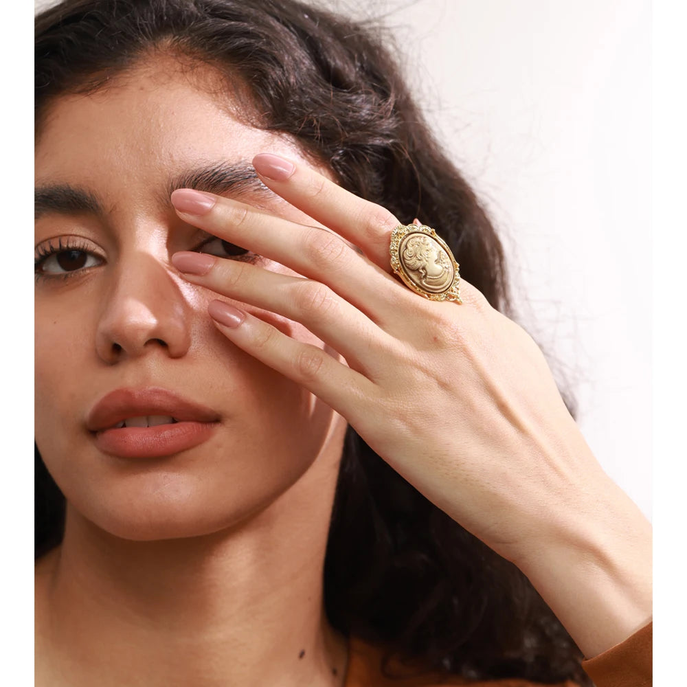 Anello “Noble Frame” – Ritratto Scolpito