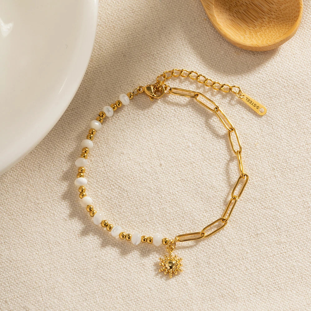 Bracciale “Raggi di Mare” – Catena  con perline di conchiglia e charm sole