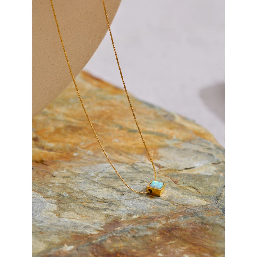 Collana con Pendente Quadrato in Opale Naturale – Acciaio Inossidabile Oro