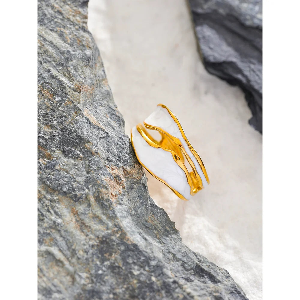 Anello Onde Bianche – Eleganza Irregolare