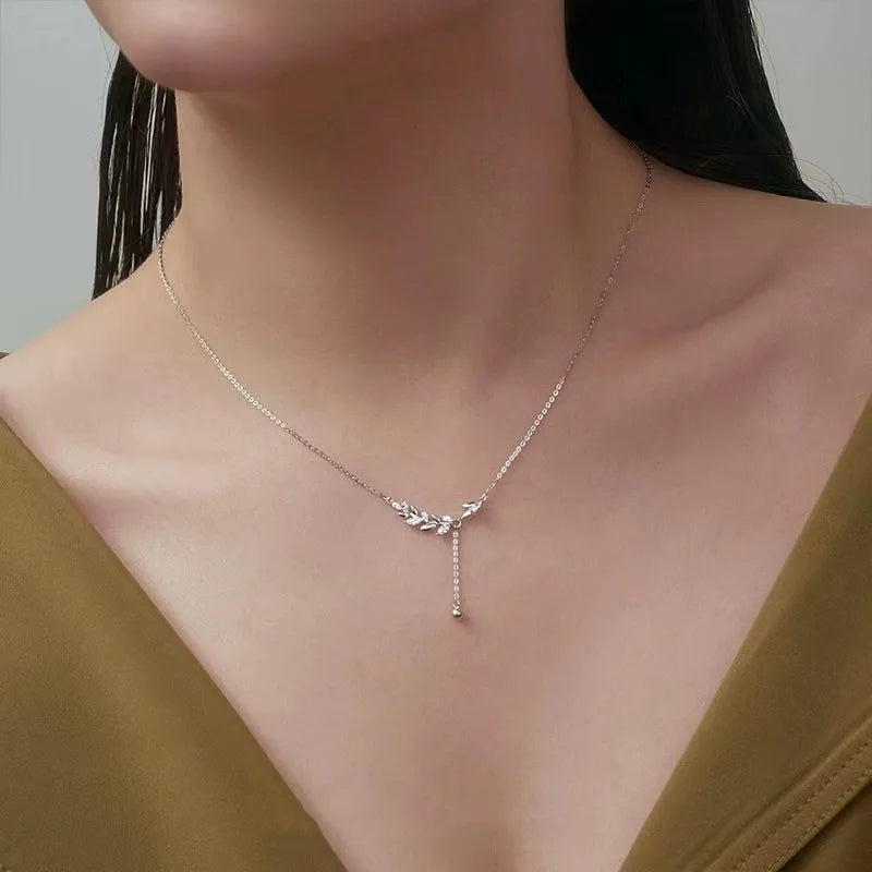 Collana “Ramo di Luce” – Ciondolo botanico con zirconi, eleganza naturale per donna