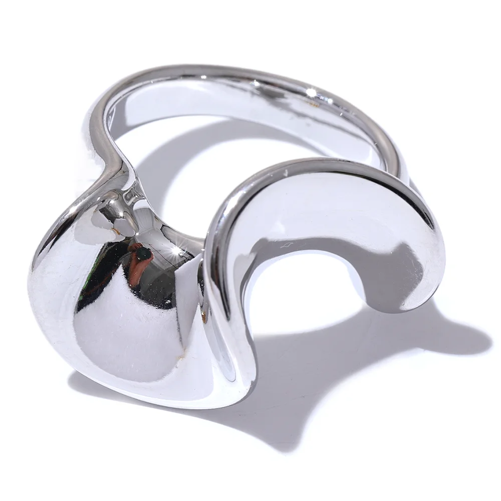 Anello Onde Lucenti – Eleganza Irregolare