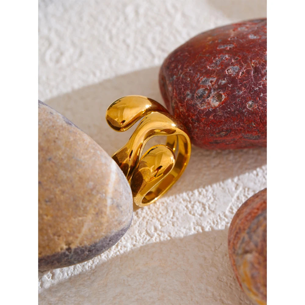 Anello Dorato Irregolare – Eleganza Scultorea in Acciaio