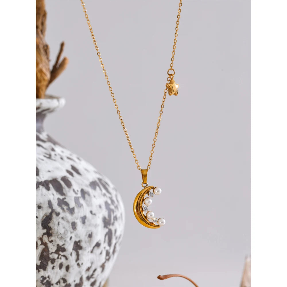 Collana “Moonlight Pearl” – Luna in Acciaio Inossidabile
