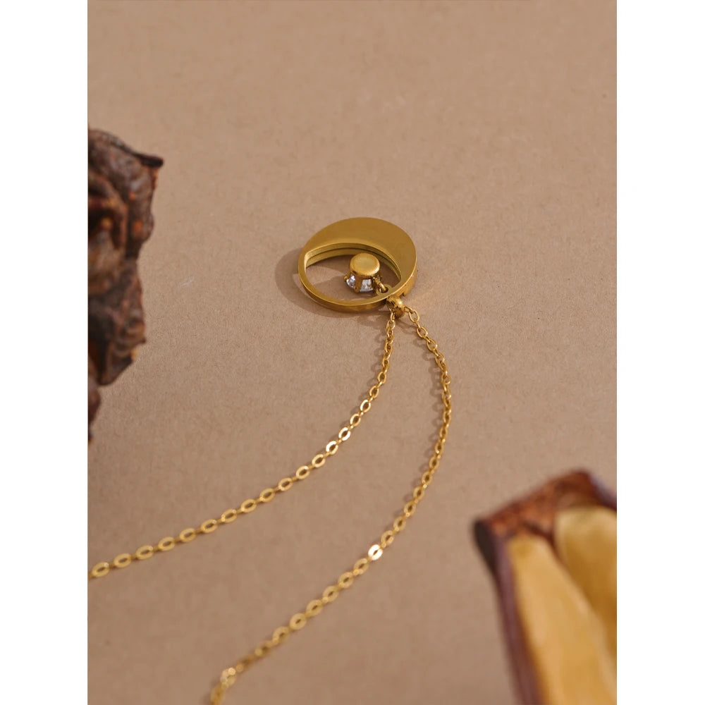 Collana con Luna e Zircone – Acciaio Inossidabile Oro con Conchiglia Naturale
