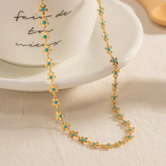 Collana boho-chic con margherite oro e azzurre