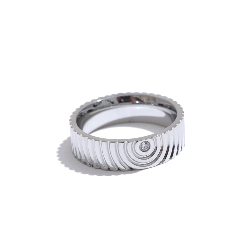 Anello Texture Ondulata con Zircone – Acciaio Inossidabile Oro o Argento