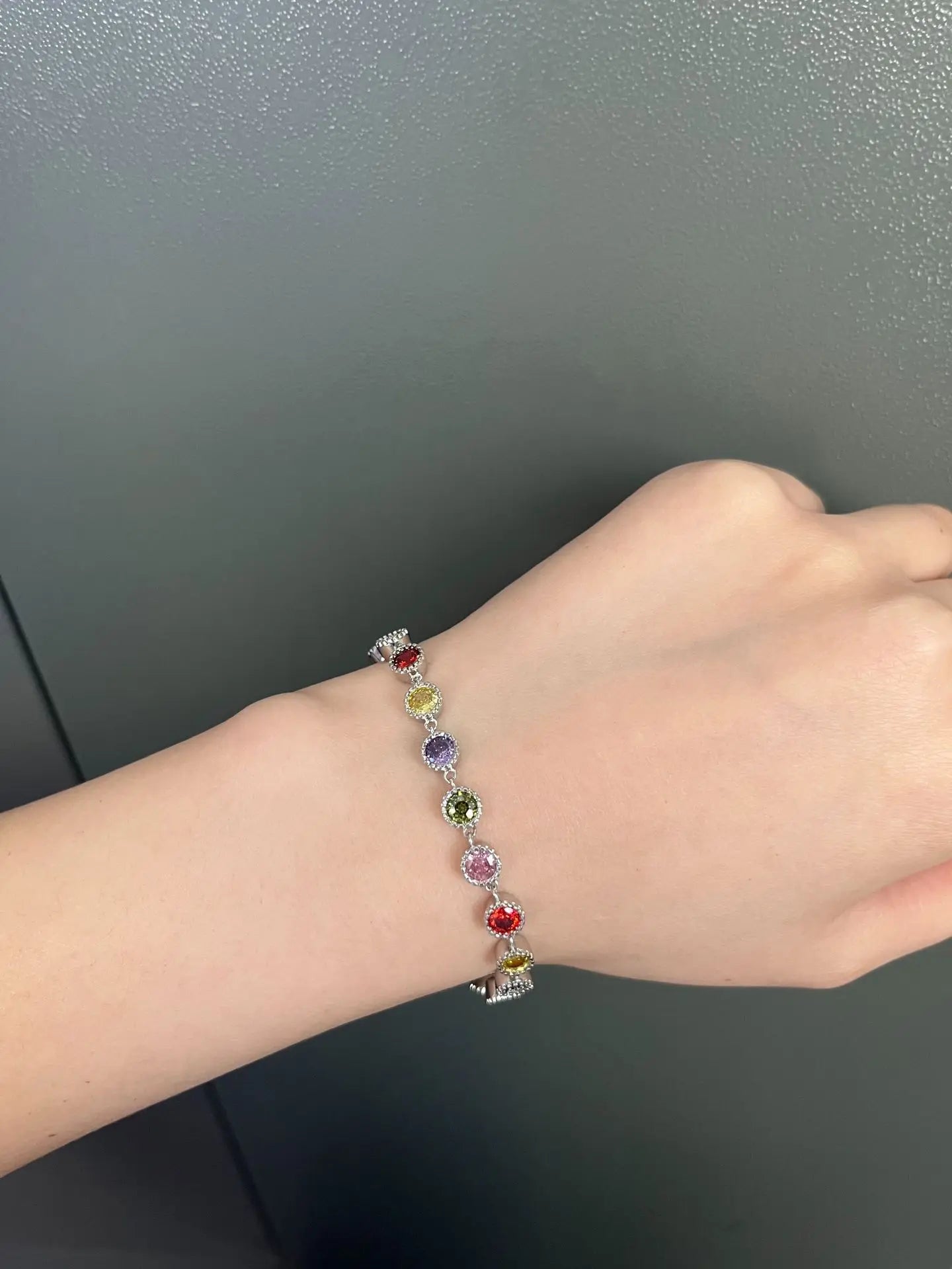 "Arco di Luce – Bracciale con Ciondoli e Zirconi Arcobaleno"