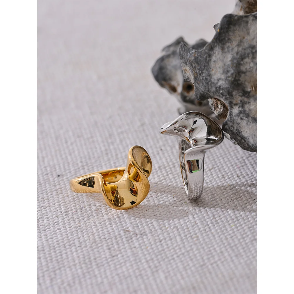 Anello Onde Lucenti – Eleganza Irregolare