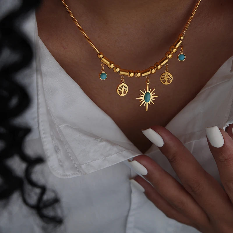 Set Collana & Bracciale Dorato con Ciondoli Sole e Turchese – Eleganza LuminosA