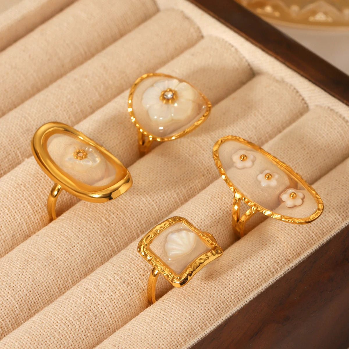 Anello aperto con fiore di conchiglia – Acciaio inossidabile placcato oro 18K
